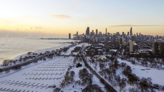 postal. La orilla del lago de Chicago congelada.