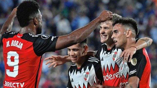 Miguel Borja festeja con Facundo Colidio el segundo tanto de River.