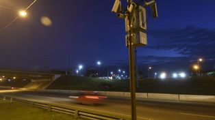 Lentes para abajo. En Ayacucho y Circunvalación se repiten los hechos de vandalismo: anoche los radares no medían la velocidad vehicular.