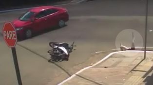 El viral del momento: iba en moto, choca contra un auto y la traga la tierra