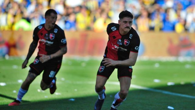 Matías Cóccaro inicia el festejo del gol del empate de Newells y el Colo Ramírez lo sigue.