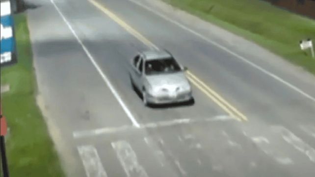 Los autores de la amenaza a Angel Di María. El Renault Megane captado por las cámaras de video vigilancia.