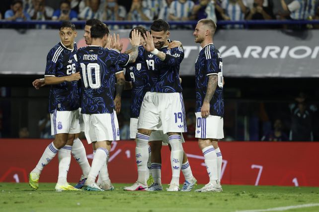 Algunos futbolistas de la selección argentina finalizarán su temporada este domingo.