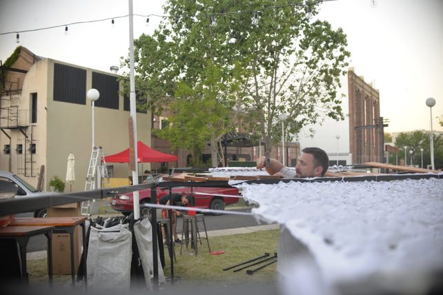Trabajando en los detalles del patio de comidas.&nbsp;
