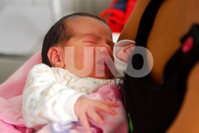 Dio a luz a su hija en el baño de la terminal