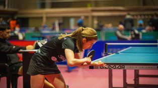 “Empecé a jugar a los 11 años y quería ganarles a mis amigos”, cuenta la rosarina Valentina Parola sobre sus inicios en el tenis de mesa. Hoy, además estudia arquitectura en la UNR.