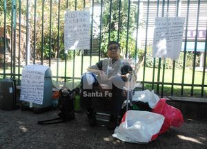 Un afiliado de Iapos se encadenó buscando respuestas a su problema