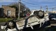 El Chevrolet Corsa quedó dado vuelta sobre la calle. Las consecuencias del tremendo impacto fueron fatales.