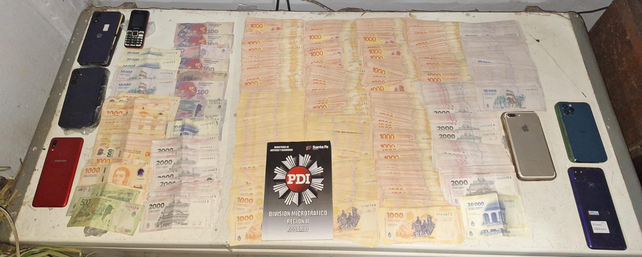 Dinero y teléfonos celulares integraron el lote de elementos incautados en los allanamientos por microtráfico en San Francisquito.