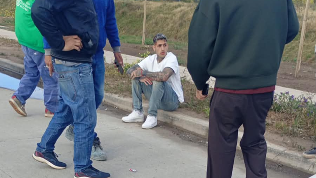 Gast&oacute;n Avila en el lugar del accidente de avenida Jorge Newbery, a unos 200 metros de la curva cercana al aeropuerto de Rosario.