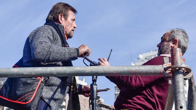 Detuvieron a un hombre que tenía un cuchillo y amenazaba desde un palco del Monumento