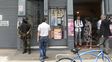 allanado. En este supermercado chino de San Martín al 1500 la policía encontró un arsenal y dinero oculto en cajas de vino.