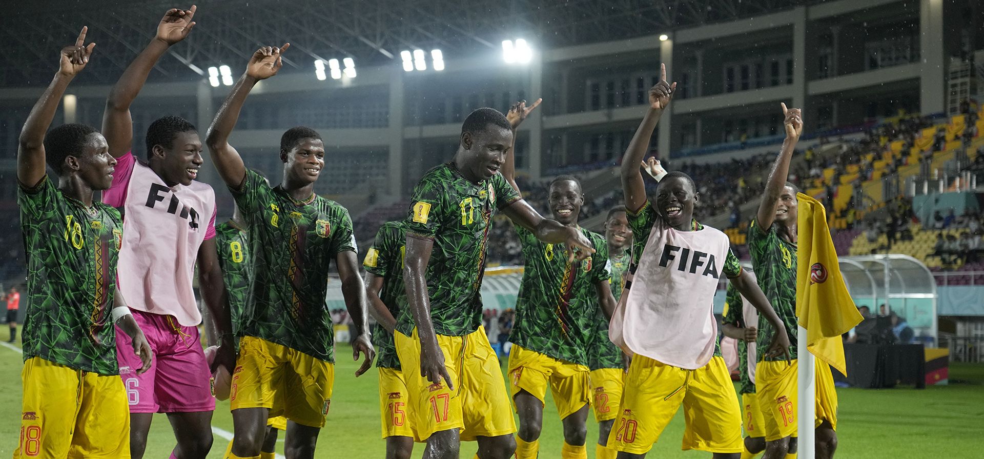 Mamadou Doumbia, de 17 años, de Malí, celebra con sus compañeros de equipo después de anotar el segundo gol de su equipo durante el partido de fútbol del playoff por el tercer puesto de la Copa Mundial Sub-17 entre Malí y Argentina en el estadio Manahan de Surakarta, Indonesia, el viernes 1 de diciembre de 2023. (Foto AP/Achmad Ibrahim) Mamadou Doumbia, de 17 años, de Malí, celebra con sus compañeros de equipo después de anotar el segundo gol de su equipo durante el partido de fútbol del playoff por el tercer puesto de la Copa Mundial Sub-17 entre Malí y Argentina en el estadio Manahan de Surakarta, Indonesia, el viernes 1 de diciembre de 2023. (Foto AP/Achmad Ibrahim)