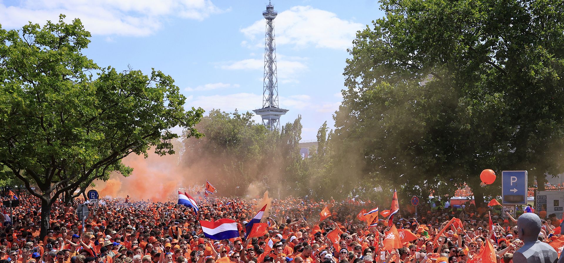Los aficionados holandeses se reúnen antes del partido de fútbol del Grupo D de la Eurocopa 2024 entre Holanda y Austria, en Berlín, el martes 25 de junio de 2024. (Carsten Koall/dpa vía AP Los aficionados holandeses se reúnen antes del partido de fútbol del Grupo D de la Eurocopa 2024 entre Holanda y Austria, en Berlín, el martes 25 de junio de 2024. (Carsten Koall/dpa vía AP