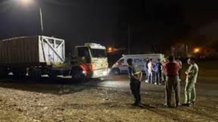 El joven se lanzó debajo de un camión en la ruta de Tucumán