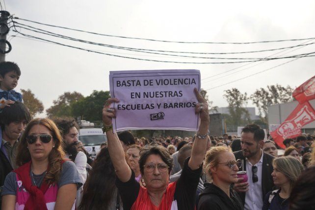 Docentes rosarinos se manifestaron por la grave situación de violencia que afecta a los barrios y a la comunidad educativa.