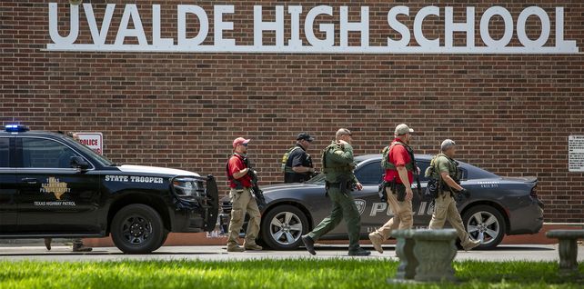 Personal policial camina fuera de la Escuela Secundaria Uvalde después de que se informó de un tiroteo más temprano en el día en la Escuela Primaria Robb, el martes 24 de mayo de 2022, en Uvalde, Texas.