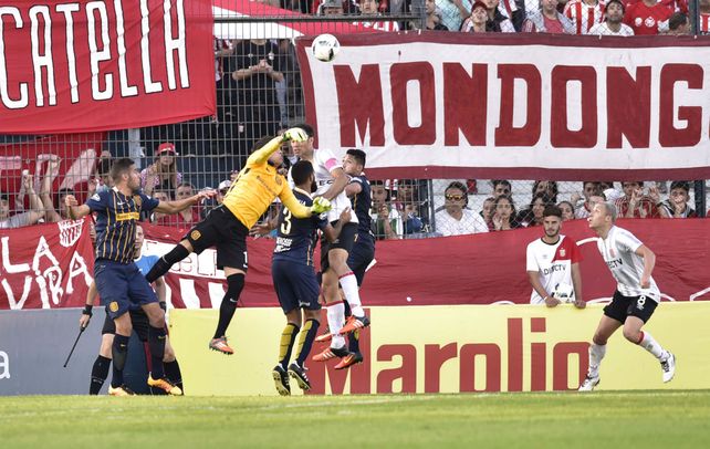 Error. Sosa sale a cortar el córner pero falla a la hora del despeje y se la deja servida a Damonte