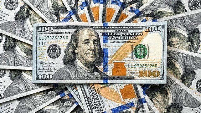 El dólar oficial subió 1,50 pesos y cotiza a 831 pesos