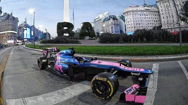 El Lotus E20 del año 2012 será la vedette del domingo por las calles de Buenos Aires.