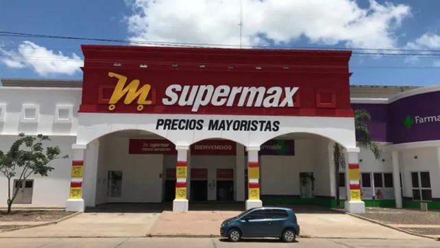Motochorros armados robaron 2.5 millones de pesos en un supermercado