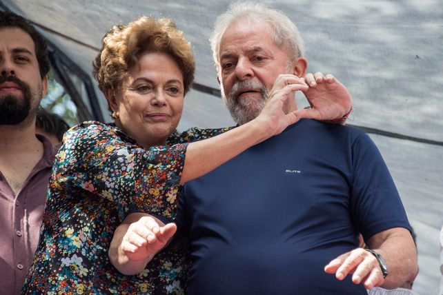 Lula se entregó a la policía para ir a la cárcel de Curitiba