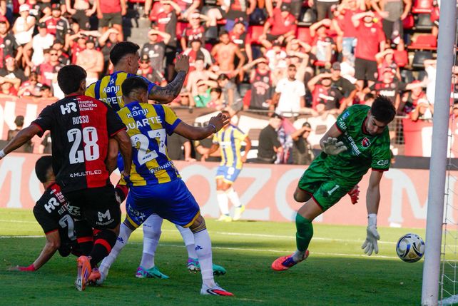 El grito sagrado. Copetti le gana la posición a Goitea y empuja la pelota al gol, tras el desvío de Sández en el primer palo.