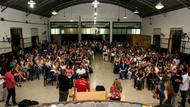 La asamblea docente se realizó en la escuela Almafuerte.