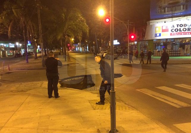 Así comenzó la rotura y hundimiento del pavimento en la zona./ gentileza lectores del UNO.