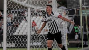 Tacuara Cardozo explotó futbolísticamente a partir de su llegada a Newells en 2006. De ahí se fue a Benfica transferido en 11 millones de euros.