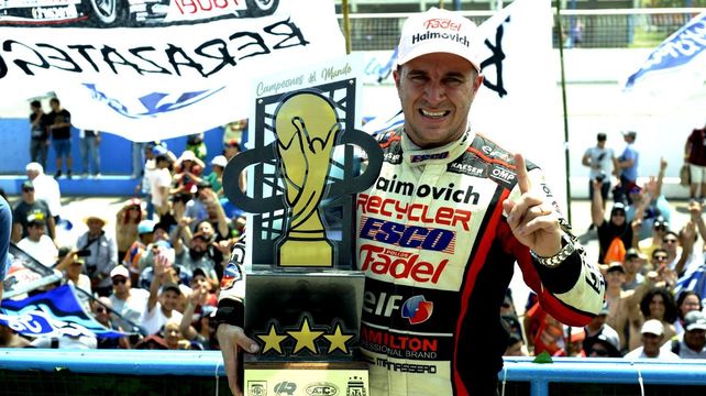 Mariano Werner muestra con orgullo el trofeo ganado en Rafaela