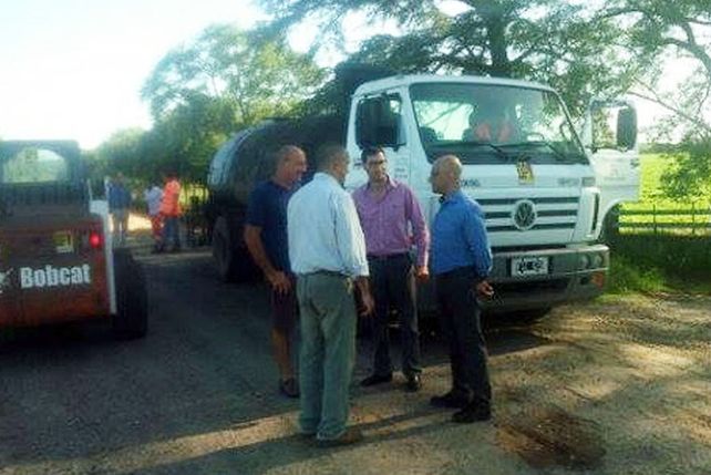 Omar Saab durante la recorrida en el mismo lugar donde se realizan los trabajos en RP Nº 36s.