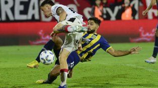 Se sacan chispas. Facundo Mallo hostiga al Colo Ramírez en el último derbi en el Coloso de este año. El defensor canalla y el nueve leproso serán titulares.&nbsp;