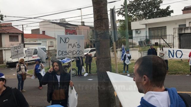 Por despidos, protestaron frente a la escuela San Francisco de Asís