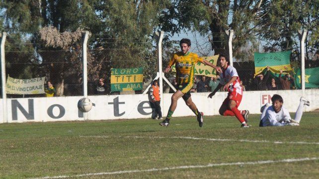 Un joven Lisandro Alzugaray (hoy figura de la Liga de Quito) ya definió para marcar el segundo gol del Decano.