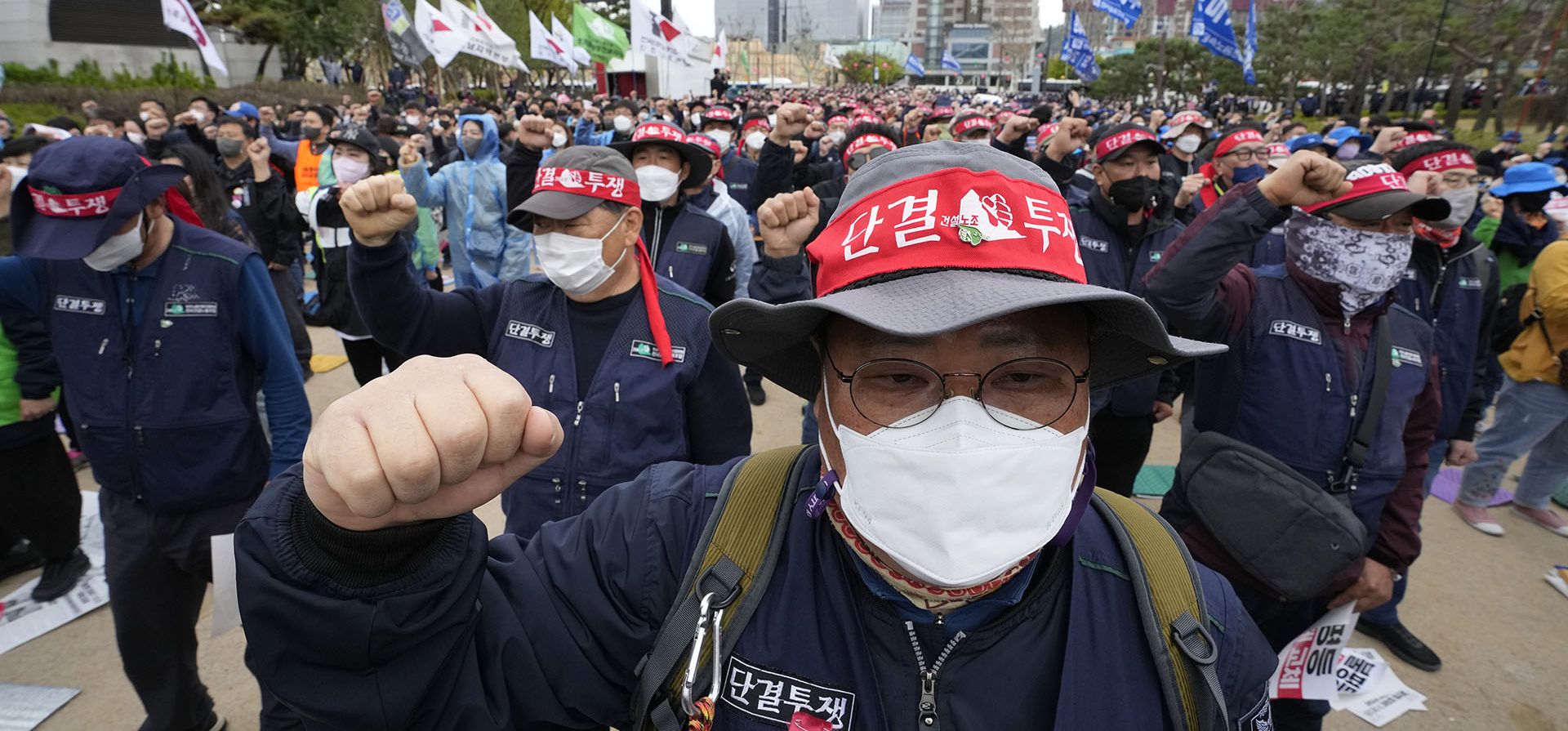 Miembros de la Confederación de Sindicatos de Corea del Sur gritan consignas durante una manifestación que exige mejores derechos laborales en Seúl, Corea del Sur, el miércoles 13 de abril de 2022. Miles de trabajadores se reunieron ignorando el llamado del gobierno para cancelar la asamblea por temor a afectar el lucha contra el COVID-19.