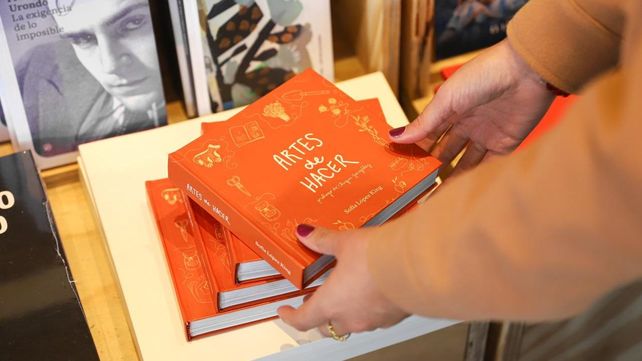 Un libro que rescata el trabajo manual de artesanos de Rosario se presenta en Londres y París