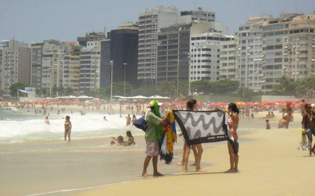 Río de Janeiro quiere playas más tranquilas, y regular vendedores ambulantes y la música