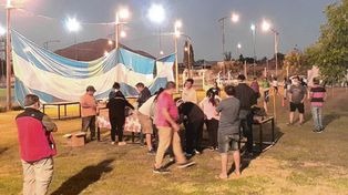 Solidaridad al palo. Entrega de viandas en El Torito, el viernes por la noche.