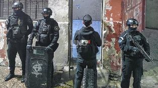 Allanamiento en Bº Schneider: detuvieron a dos hombres por un presunto abuso de armas