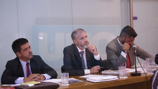 Amenazados. Vega le apuntó a los fiscales (el segundo y tercero de la foto) por su condena.