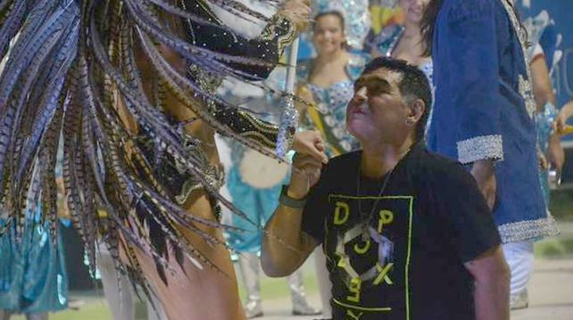 Diego Maradona se dio una vuelta por el carnaval de Corrientes y la rompió bailando