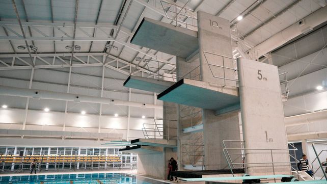 El imponente trampolín de enorme altura, donde se disputarán parte de las competencias de natación de los Juegos que empezarán en una semana.