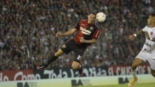 Juego aéreo. Cristian Lema es un bastión a la hora de despejar las pelotas de arriba. En Newell’s &nbsp;tuvo altibajos, pero en líneas generales siempre cumplió.