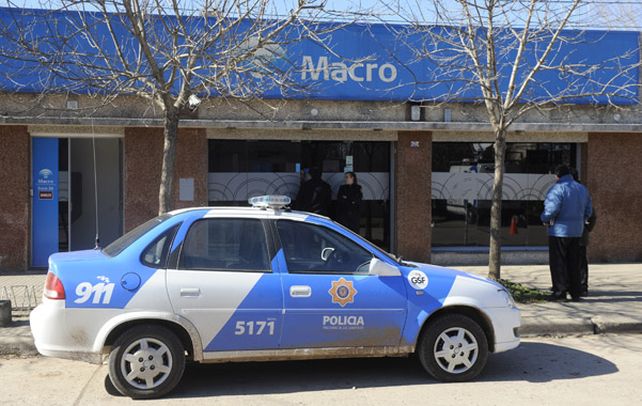 El atraco ocurrió minutos antes de que el banco Macro abriera sus puertas
