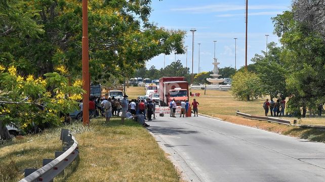 Los pescadores permanecen en la ruta y amenazan con extender los múltiples cortes a toda la noche