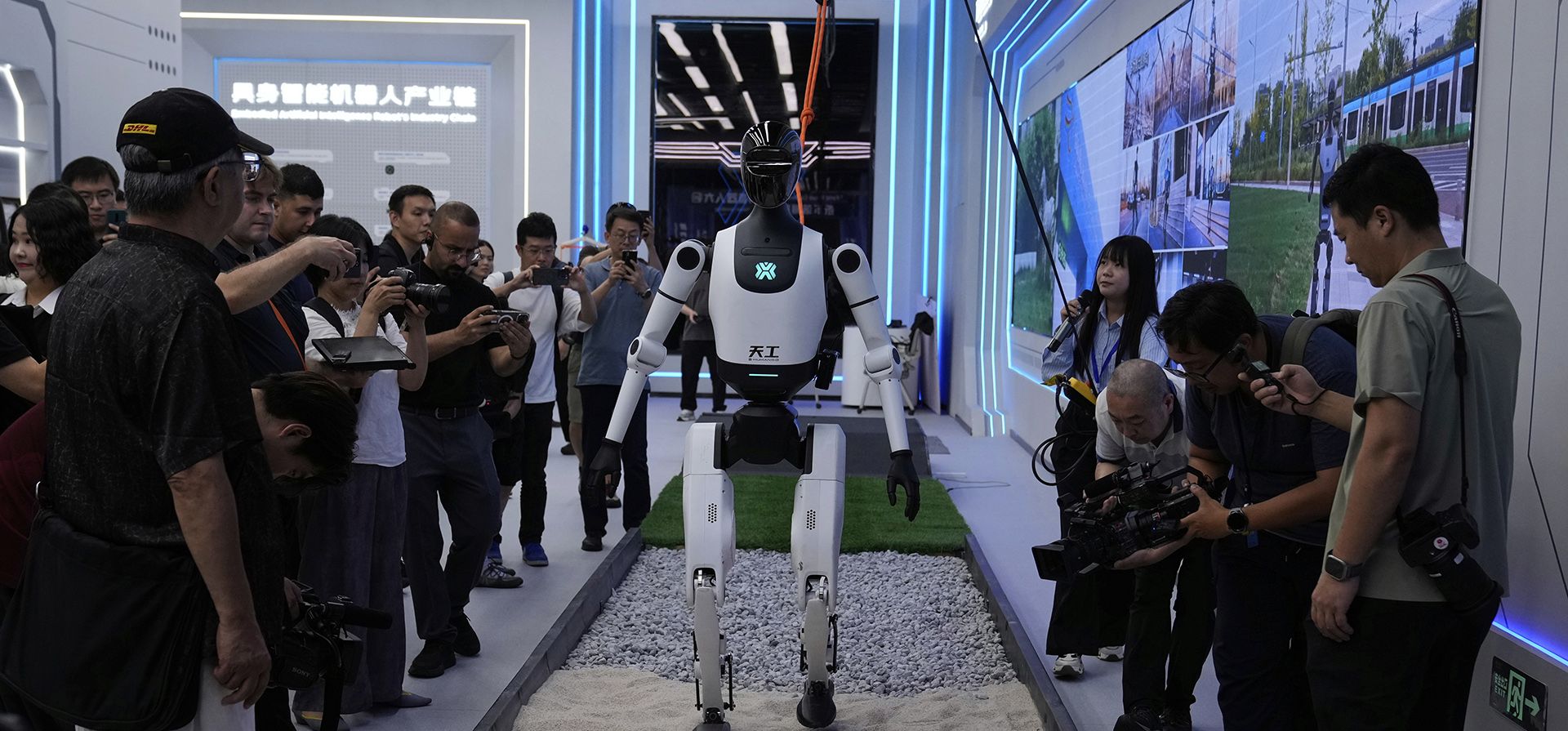 Visitantes observan un robot en el Robot Mall, que se dice es la primera tienda 4S con robots inteligentes humanoides del mundo, en Beijing, China, el miércoles 6 de agosto de 2025. (Foto AP/Mahesh Kumar A.) Visitantes observan un robot en el Robot Mall, que se dice es la primera tienda 4S con robots inteligentes humanoides del mundo, en Beijing, China, el miércoles 6 de agosto de 2025. (Foto AP/Mahesh Kumar A.)