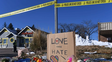 El frente del Club Q atacado se cubrió de ofrendas y muestras de solidaridad con la comunidad LGTB de Colorado Springs.&nbsp;