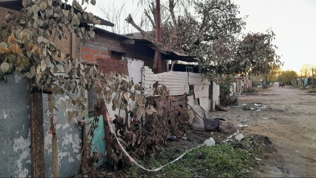 La casilla humilde de Mitre y 9 de Julio en Villa G. Gálvez, donde murió una nena y otras dos personas sufrieron graves heridas. 