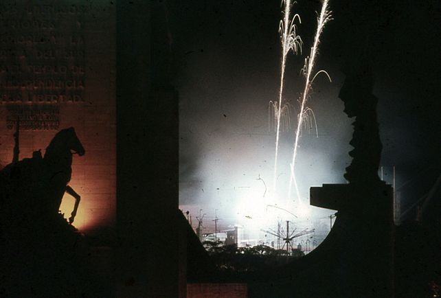 Sombras del Monumento y fuegos artificiales. 